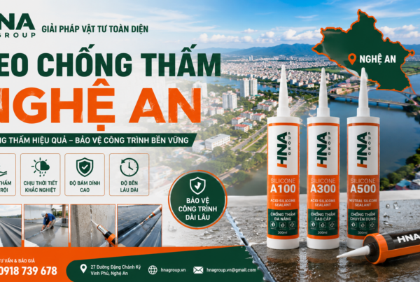 Thợ thi công bôi keo chống thấm Nghệ An lên mối nối mái công trình